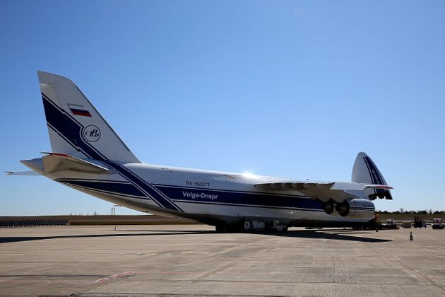 프랑스가 중국에서 공수한 마스크 등을 실은 러시아 화물기가 프랑스 동부 파리-바트리 공항에 도착한 모습. 2020년 3월30일.