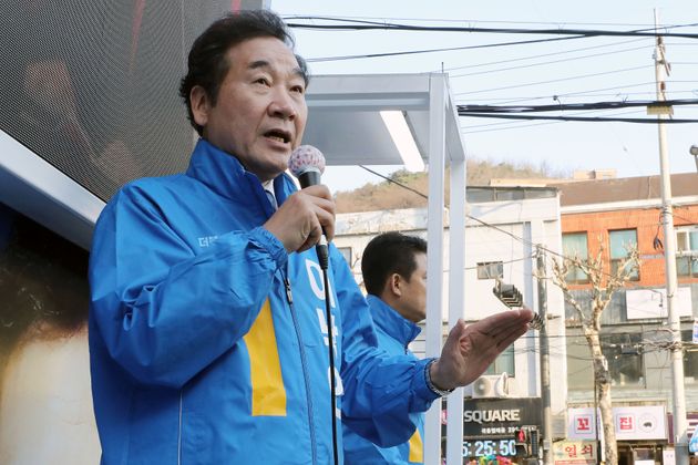 이낙연 더불어민주당 종로구 후보가 3일 오후 서울 종로구 평창동에서 거리 유세를 하며 시민들에게 지지를 호소하고 있다.