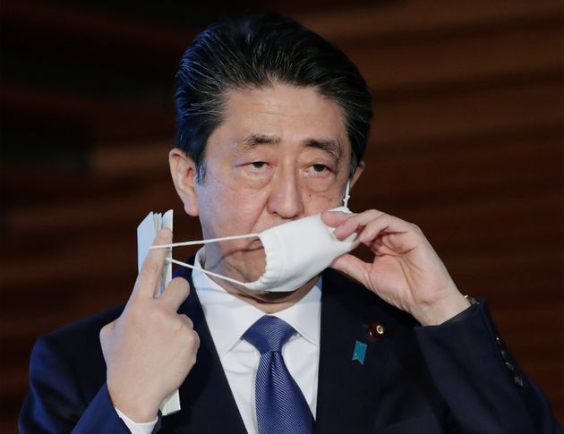 아베 신조 일본 총리가 마스크를 쓰고 있다. 도쿄, 일본. 2020년 4월6일.
