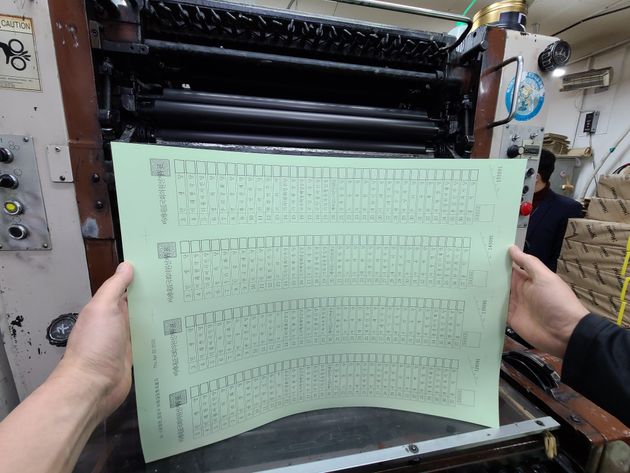6일 서울 중구 시온정판인쇄사에서 직원이 비례대표 투표 용지를 검수하고 있다. 