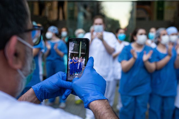 의료진들이 시민들의 응원에 답하는 의미로 다함께 박수를 치고 있다. 바르셀로나, 스페인. 2020년 4월5일.