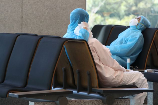 인천국제공항 입국장에 방역복을 입은 입국자들이 앉아 있다. 자료사진. 2020. 4. 6.