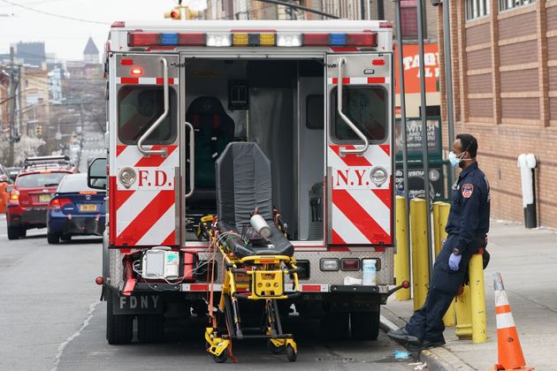 코로나19 환자 이송을 담당하는 뉴욕소방서의 한 소방관이 잠시 휴식을 취하고 있다. 뉴욕주의 코로나19 사망자는 전날보다 594명 늘어난 4159명으로 집계됐다. 2020년 4월5일.