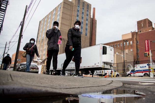 뉴욕 시내 병원들은 폭증하는 사망자들을 수용하기 위해 냉동 트럭을 동원해 임시 시신 안치소로 활용하고 있다. 2020년 4월5일.