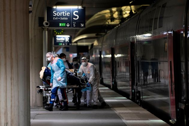 의료진들이 코로나19 환자를 이송하고 있다. 파리, 프랑스. 2020년 4월1일.
