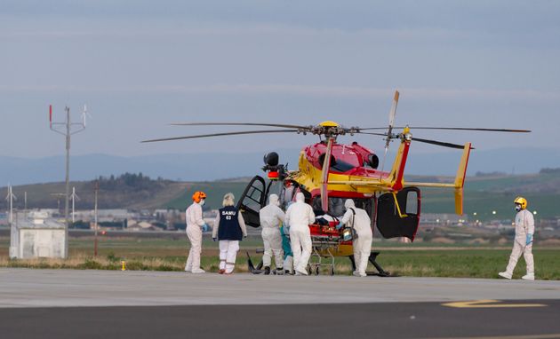 프랑스 군이 헬기로 코로나19 환자를 이송하고 있다. 클레프몽페랑, 프랑스. 2020년 4월3일.