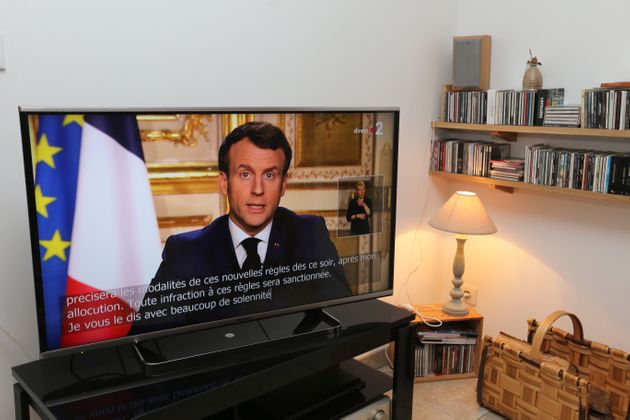 에마뉘엘 마크롱 프랑스 대통령은 TV로 생중계된 대국민 담화에서 코로나19 확산 억제를 위한 외출금지 등의 조치를 발표했다. 2020년 3월16일.