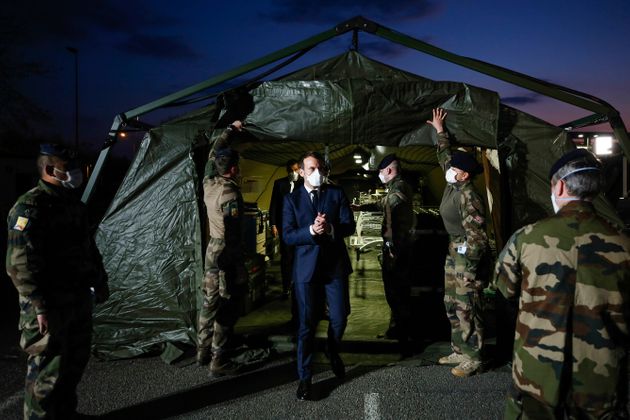 에마뉘엘 마크롱 대통령이 마스크를 쓴 채 '코로나19 야전병원'을 방문해 현장의 군 인력들과 대화를 나누고 있다. 뮐루즈, 프랑스. 2020년 3월25일.