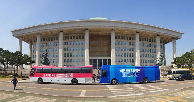 4.15총선을 9일 앞둔 6일 오후 서울 여의도 국회 본청 앞에 더불어민주당과 미래통합당 유세버스가 나란히 서있다. 2020.4.6
