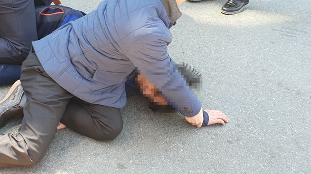 9일 오전 서울 광진구 자양동 인근에서 유세중이던 오세훈 미래통합당 광진을 후보에게 흉기를 가지고 접근한 남성이 경찰에 체포되고 있다. 