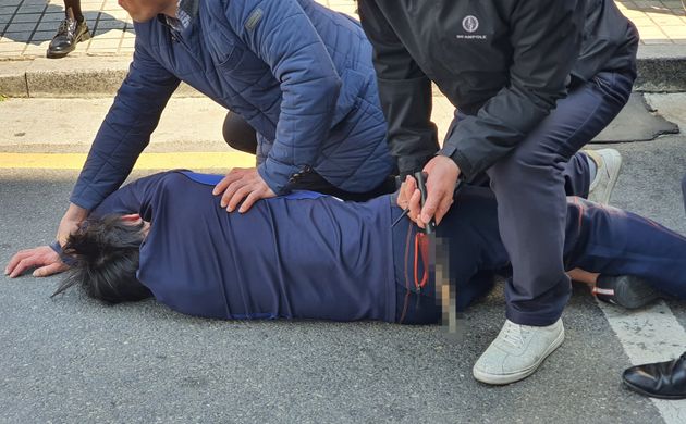 9일 오전 서울 광진구 자양동 인근에서 유세중이던 오세훈 미래통합당 광진을 후보에게 흉기를 가지고 접근한 남성이 경찰에 체포되고 있다. 