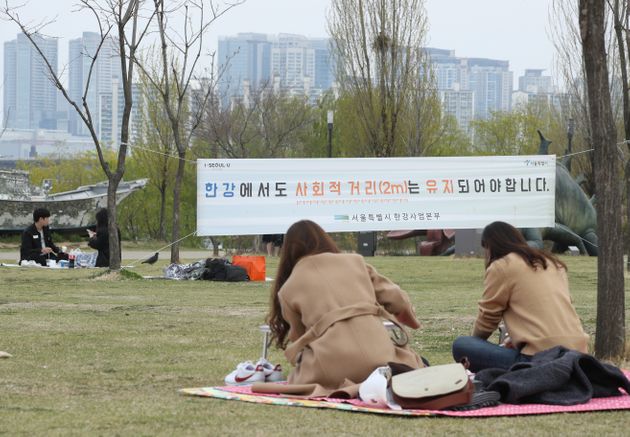 10일 오후 서울 여의도 한강공원에서 시민들이 휴식을 취하고 있다.