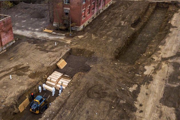빌 더블라지오 뉴욕시장은 하트 아일랜드가 코로나19 사망자의 임시 매장지로 쓰일 가능성이 있다고 인정하면서도 '공동묘지'나 '집단 매장' 같은 방식은 '절대로' 아닐 것이라고 말했다.