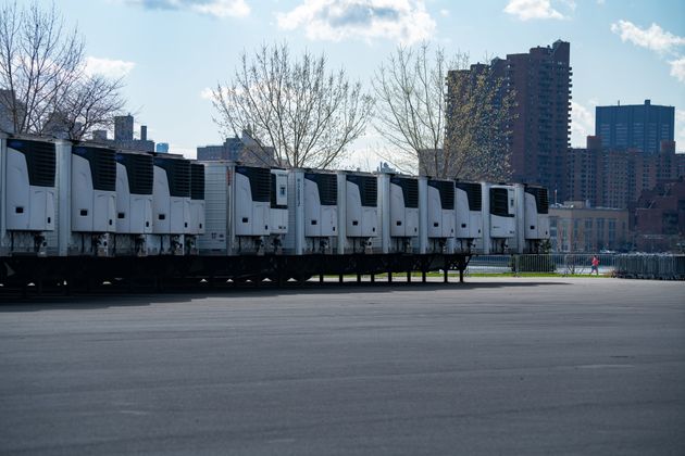 병원 앞 등 뉴욕 곳곳에는 코로나19 사망자를 임시로 안치할 냉동트럭들이 배치됐다. 뉴욕, 미국. 2020년 4월8일.