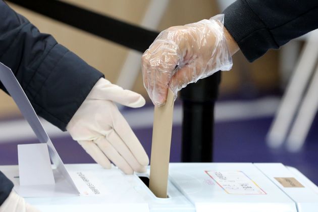 제21대 국회의원선거 사전 투표가 시작된 10일 오전 서울 서대문구 도시재생 앵커시설인 신촌 파랑고래에 마련된 사전투표소를 찾은 시민들이 비닐장갑을 착용하고 투표하고 있다.
