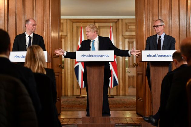 보리스 존슨 영국 총리가 총리실에서 정부 수석 의료 고문 크리스 위티 박사(왼쪽), 정부 수석 과학 고문 패트릭 발란스 박사(오른쪽)와 함께 코로나19 브리핑을 열고 있다. 2020년 3월19일.