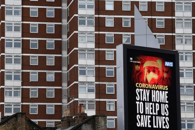 영국 보건당국이 벌이고 있는 '외출 자제' 캠페인 광고판. 2020년 4월1일.