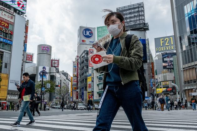 마스크를 쓰고 있는 도쿄 시민들. 2020. 4. 9.