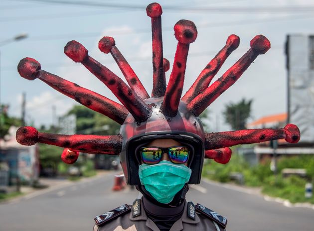 코로나19 바이러스 모양의 헬멧을 쓴 인도네시아 경찰. 