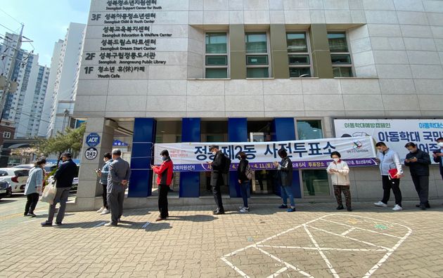 10일 서울 성북구 정릉제2동 사전투표소에서 유권자들이 투표를 하기 위해 거리를 두며 길게 줄 서 있다.
