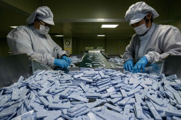 사진은 코로나19 진단검사키트를 생산하는 국내 업체 '에스디바이오센서' 청주 공장의 모습. 2020년 3월27일.
