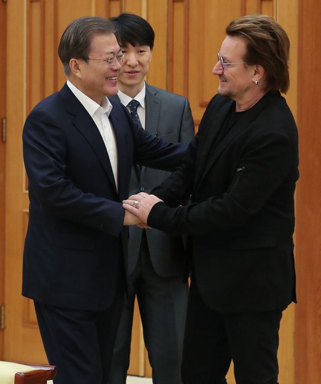 문재인 대통령이 지난해 12월 9일 오전 청와대 본관 접견실에서 록밴드 U2의 보컬이자 사회운동가 보노(본명 폴 데이비드 휴슨)와 인사하고 있다.