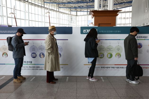 서울의 한 사전투표소에서 시민들이 줄을 서서 차례를 기다리고 있다. 2020년 4월10일.