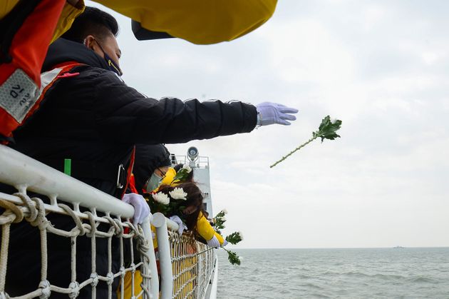 세월호 참사 6주기를 나흘 앞둔 12일 오전 전남 진도군 동거차도 앞 세월호 침몰 해역에서 유가족들이 헌화하고 있다.