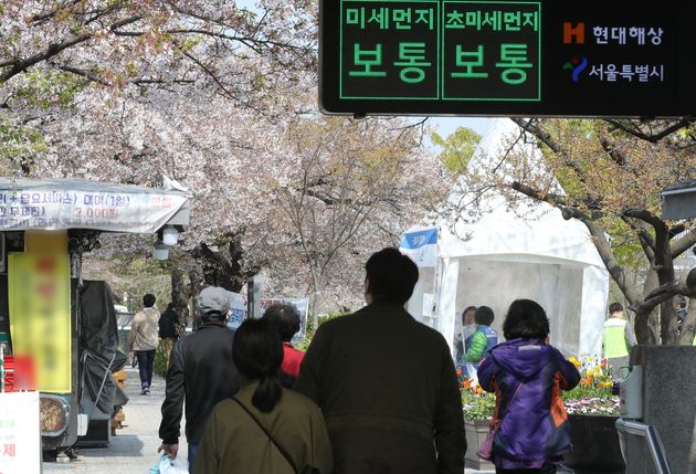 12일 오전 서울 영등포구 여의나루역 인근 공영주차장이 신종 코로나바이러스 감염증(코로나19) 확산 방지를 위해 임시폐쇄된 가운데 시민들이 지하철역에서 빠져나오고 있다.