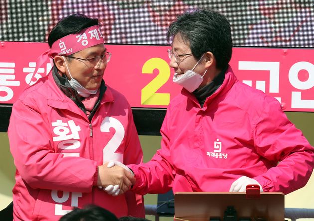 황교안 미래통합당 대표와 유승민 의원이 12일 서울 청계광장에서 열린 집중 유세에서 악수를 나누고 있다.