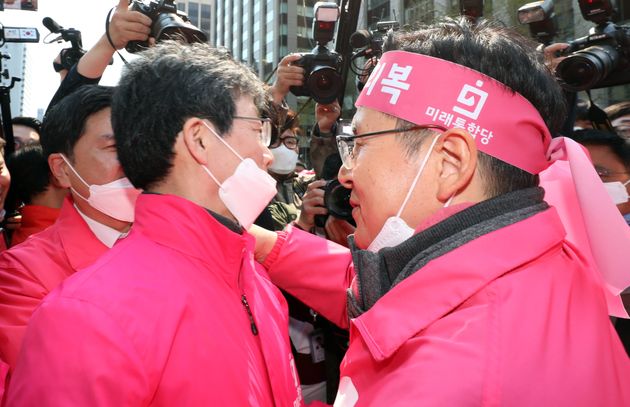 유승민 의원과 황교안 대표가 포옹하는 모습