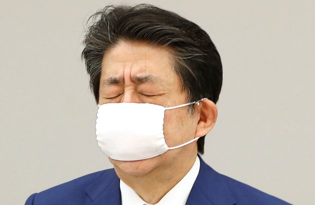 관저에서 코로나19 대책본부 회의를 마친 아베 신조 일본 총리가 눈을 감고 있다. 2020년 4월11일.