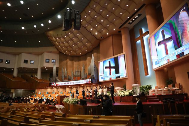 12일 서울 여의도순복음교회에서 소수의 신도들만 참석한 가운데 부활절 예배가 진행되고 있다. 
