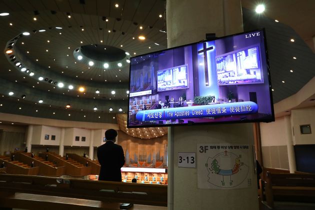 12일 서울 여의도순복음교회에서 소수의 신도들만 참석한 가운데 부활절 예배가 진행되고 있다. 