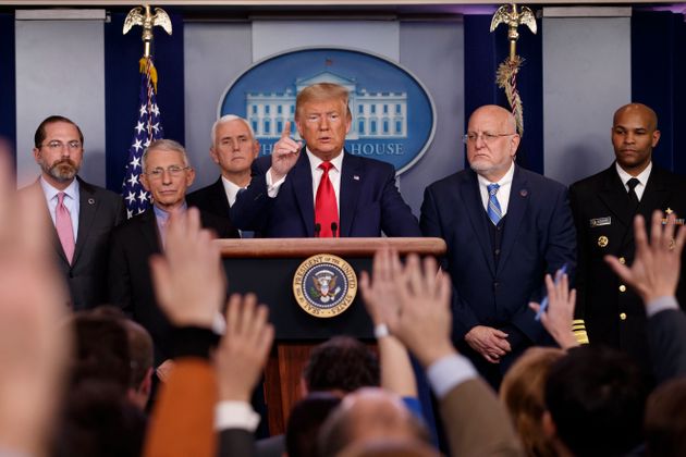도널드 트럼프 미국 대통령이 백악관 브리핑룸에서 열린 코로나19 브리핑에서 기자들을 지목하고 있다. 2020년 2월29일.
