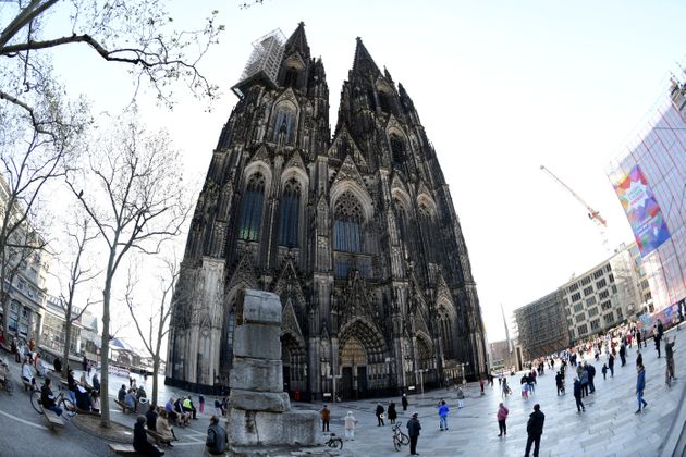 12일 독일 쾰른에서 부활절 미사가 취소된 쾰른 대성당 앞 광장에 사람들이 모여 성당을 바라보고 있다.