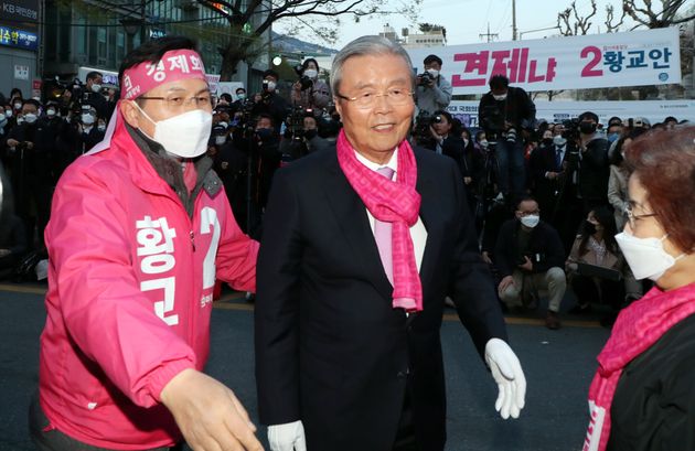 황교안 미래통합당 종로구 후보와 김종인 총괄선대위원장이 14일 오후 서울 종로구 세검정 새마을금고앞에서 열린 거리유세에서 인사를 하며 지지를 호소하고 있다.