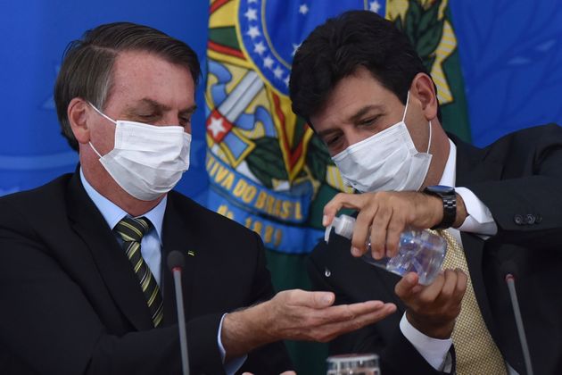 자이르 보우소나르 브라질 대통령(왼쪽)과 루이스 엔히크 만데타 보건장관. 만데타 장관은 코로나19를 '약한 독감'으로 일축하는 보우소나르 대통령과 충돌해왔으며, 해임 압박을 받기도 했다.