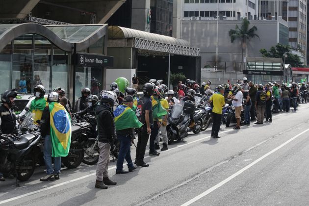자이르 보우소나르 대통령의 지지자들이 상파울루 지역에 내려진 봉쇄령에 항의하는 시위를 열고 있다. 상파울루 정부는 코로나19 확산을 억제하기 위해 봉쇄령을 4월22일까지로 2주 연장했다. 상파울루, 브라질. 2020년 4월11일.