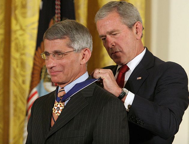 조지 W. 부시 대통령이 앤서니 파우치 박사에게 '자유의 메달'을 수여하고 있다.
