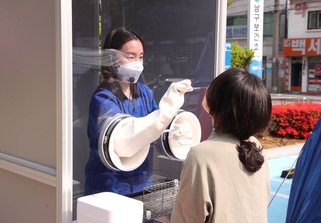 부산 남구보건소 선별진료소에 마련된 '다목적 음압·양압 검체 채취 부스'