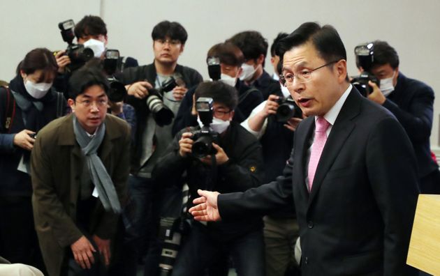 황교안 미래통합당 대표가 15일 오후 서울 여의도 국회 도서관에 마련된 21대 국회의원선거 개표상황실에서 총선결과 관련 입장 발표를 하고 있다. 
