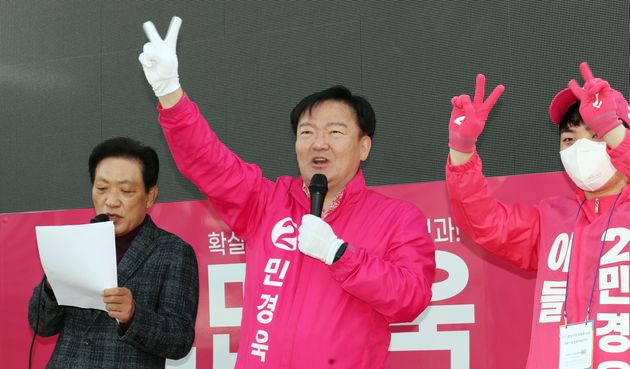 미래통합당 민경욱 후보가 4월 2일 인천 연수구에서 시민들에게 출근길 인사를 하고 있다. 2020.4.2