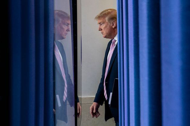 도널드 트럼프 미국 대통령이 코로나19 브리핑을 위해 백악관 브리핑룸으로 입장하고 있다. 이 날 미국 정부는 기존 지침을 수정해 일반 마스크나 얼굴 가리개를 착용하라고 권고했다. 2020년 4월4일.