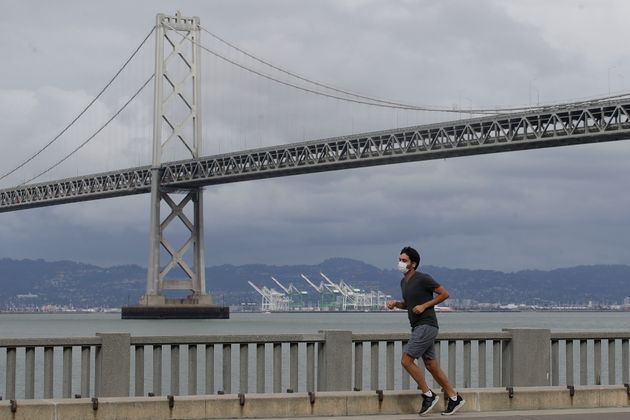 한 남성이 마스크를 착용한 채 달리기를 하고 있다. 샌프란시스코, 미국. 2020년 4월5일.