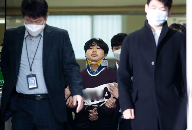조주빈이 3월 25일 서울 종로구 종로경찰서에서 서울중앙지방검찰청으로 이송되고 있다.