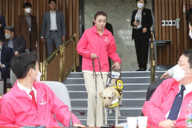 지난 1일, 안내견 조이와 함께 미래한국당 선거대책회의에 참석한 김예지 당선인