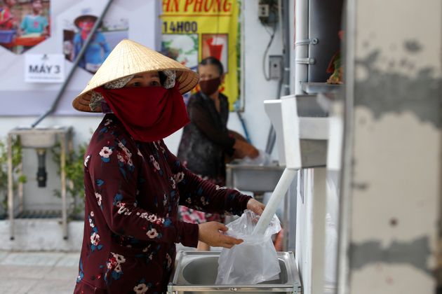 11일 호찌민에서 한 시민이 쌀 ATM을 이용하고 있다. 