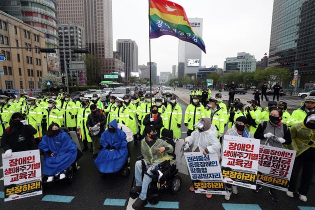 장애인의 날인 20일 오후 서울 광화문광장에서 전국장애인철폐연대(전장연) 회원들이 '420장애인차별철폐 물리적 거리두기 행진'을 하고 있다.