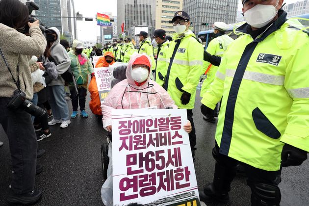 장애인의 날인 20일 오후 서울 광화문광장에서 전국장애인철폐연대(전장연) 회원들이 '420장애인차별철폐 물리적 거리두기 행진'을 하고 있다.